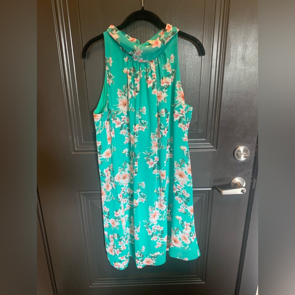 Green dress with flower details, above the knee, size large, excellent condition